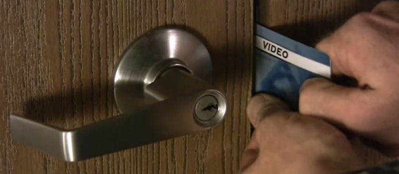 2025 ¿Qué hacer si no puedo abrir la puerta de casa? Abrir una puerta sin llave abriendo puerta con tarjeta