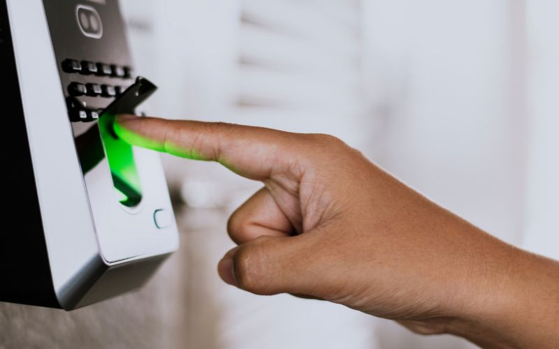 2025 Servicios mujer activa el sistema dactilar para los controles de acceso
