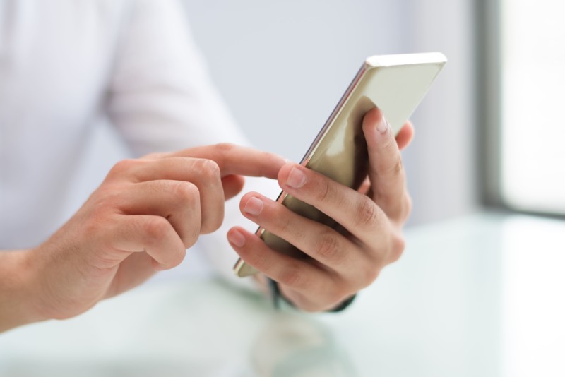 primer plano manos masculinas telefono inteligente 1